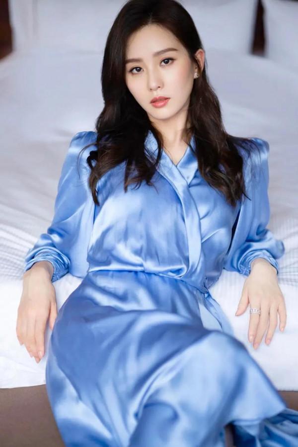 劉詩詩一襲藍裙溫柔優雅 完美肩頸線條氣質迷人，網友：仙女下凡