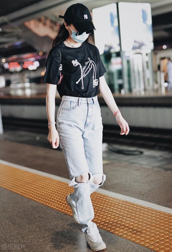 唐嫣穿黑色T恤搭配破洞牛仔褲，戴棒球帽簡單時髦