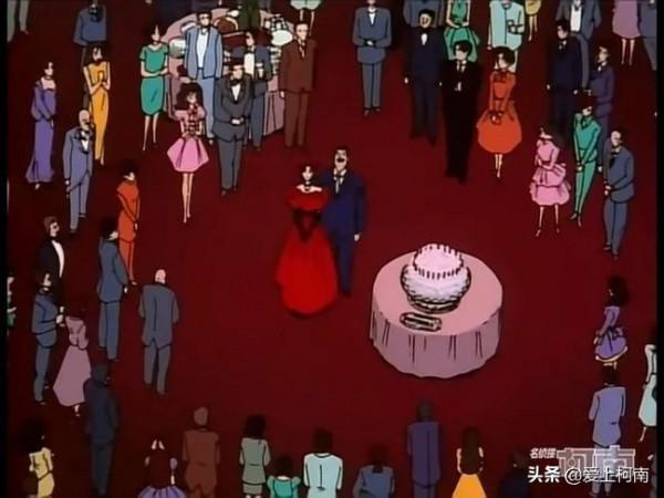 名偵探柯南:當別人在認真聽演講的時候,小五郎卻在認真地吃 名偵探柯南:當別人在認真聽演講的時候,小五郎卻在認真地吃