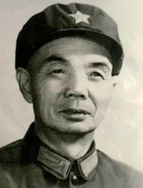 他擔任了14年蘭州軍區司令員，也擔任了8年炮兵司令，兒子是少將