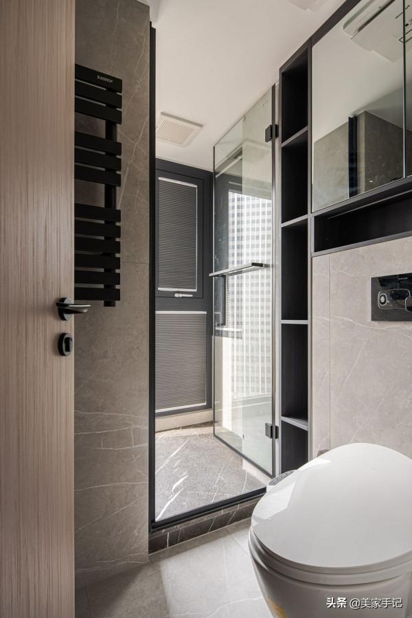 這對夫妻太有遠見，堅持摒棄陽臺，電視牆打滿櫃子，場面實用大氣