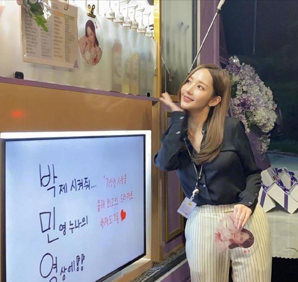 35歲樸敏英近照:黑襯衫配條紋長褲職場範兒十足,顏值全面回春 35歲樸敏英近照:黑襯衫配條紋長褲職場範兒十足,顏值全面回春