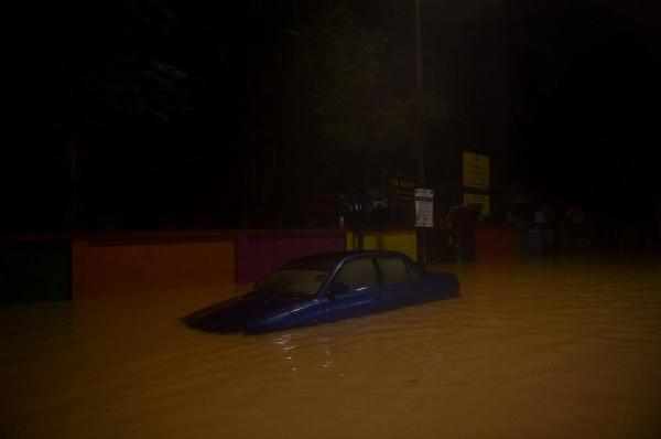 馬來西亞洪水導致上萬人疏散