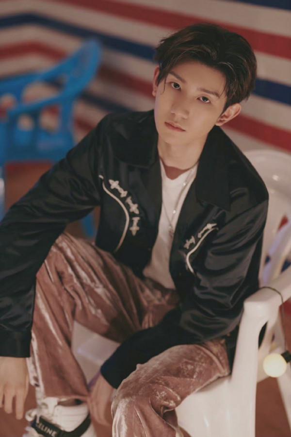 王源復古摩登造型大片明日創作計劃召集人