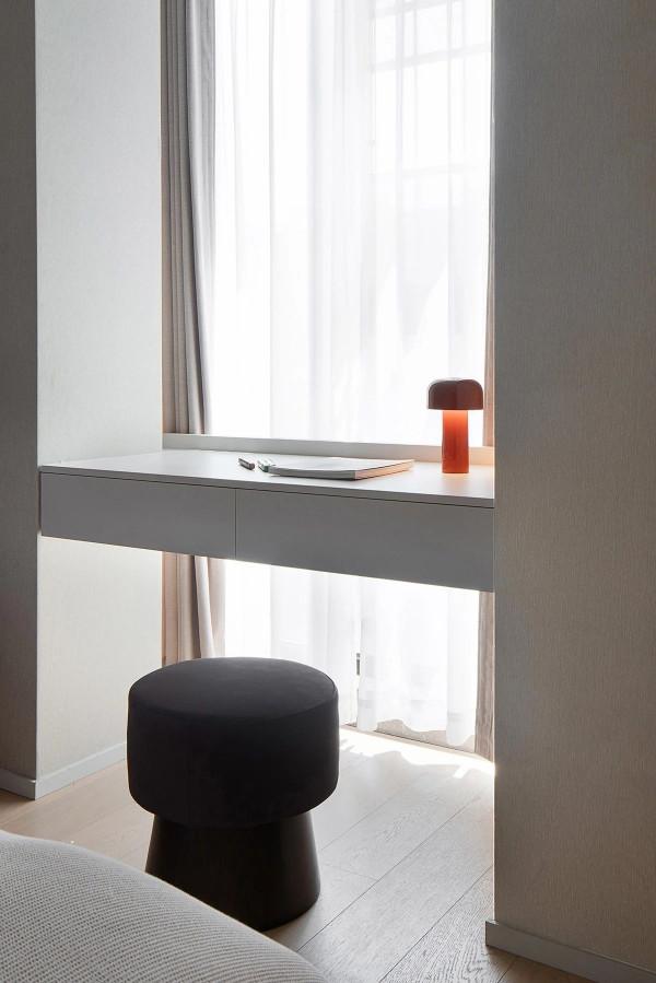 她家客廳太有顏值了，一進門就被吸引，喜歡這樣簡單不花哨的裝修