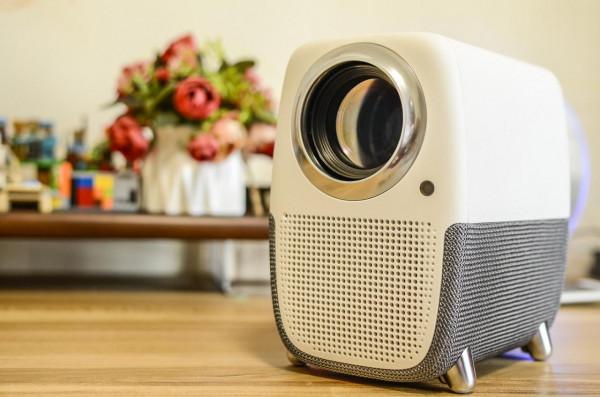 HOMAX享受家庭巨幕電影：泰捷WEBOX T1s智慧投影