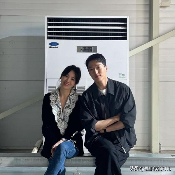 宋慧喬和張基龍真有CP感！宋慧喬身穿黑色花邊毛衣溫柔又有女人味