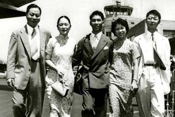 1952年，吳國楨參加蔣介石壽宴，返程發現車子被蔣做手腳