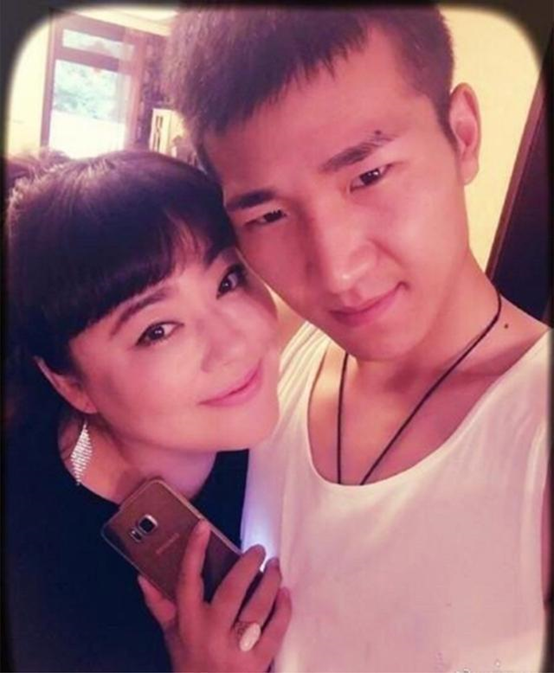 51歲嫁90後老公，晚年得乳腺癌還陷詐騙風波，李菁菁都經歷過什麼