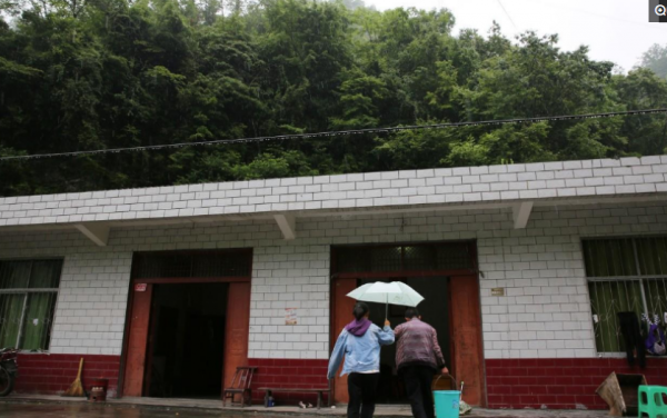 兩年前漂亮妻子因病去世，如今45歲丈夫想她時就對著愛妻相片哭訴