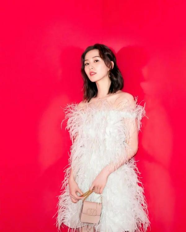 劉詩詩這回美到國外去,穿棋盤格套裝配波波頭,高階不說還貴氣 劉詩詩這回美到國外去,穿棋盤格套裝配波波頭,高階不說還貴氣