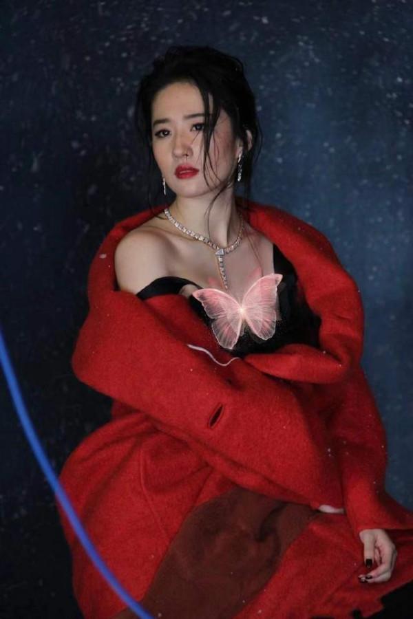 劉亦菲身披覆古紅大衣，戴閃耀珠寶有名媛範兒！紅唇妝容很美