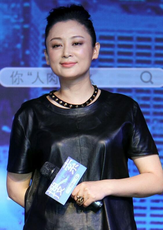 53歲陳紅一改優雅路線！穿皮衣配豹紋褲又拽又酷，氣場蓋過陳凱歌