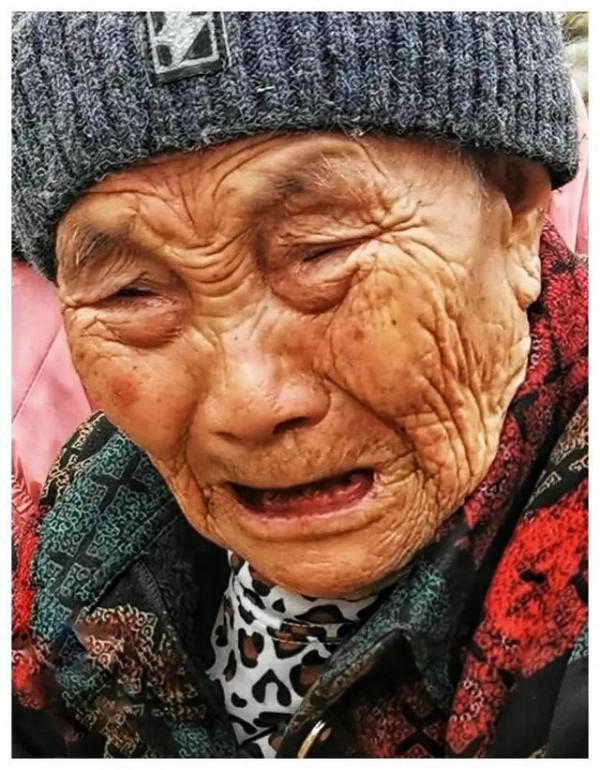 烈士106歲的母親擁吻兒子的墓碑，老兵看到這一幕，紛紛上門探望