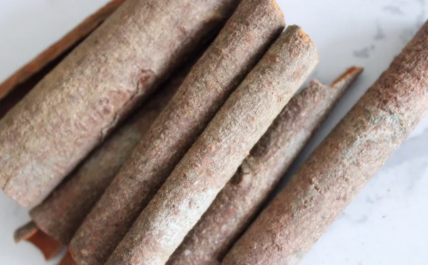 桂皮和肉桂長得很像,實際上差別很大,買的時候要看仔細了 桂皮和肉桂長得很像,實際上差別很大,買的時候要看仔細了