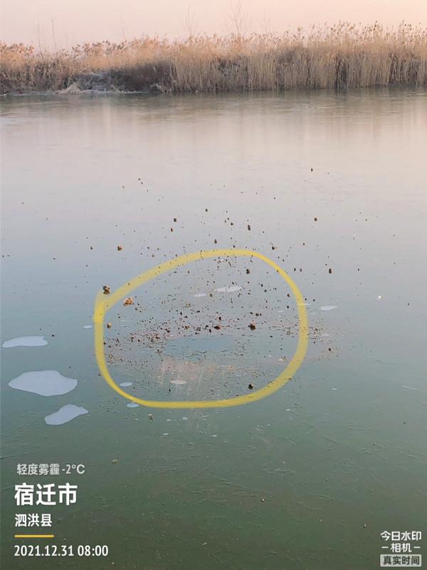 首次體驗冰窟釣魚，收竿時魚口還是那麼暴躁