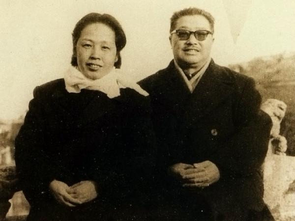 46年賀龍戰友關嚮應去世，賀龍為滿足其願望，給兒子取名“鵬飛”