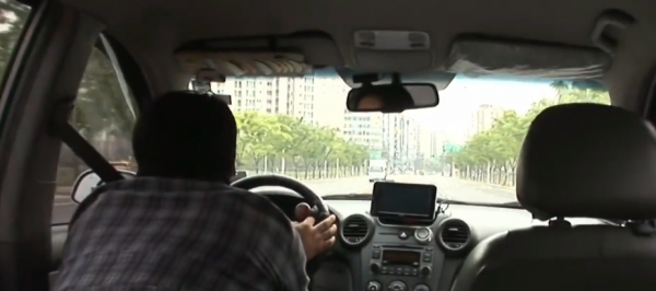 故事:韓國截癱小夥趴著開車,超車變道樣樣精通,正常老司機都佩服 故事:韓國截癱小夥趴著開車,超車變道樣樣精通,正常老司機都佩服