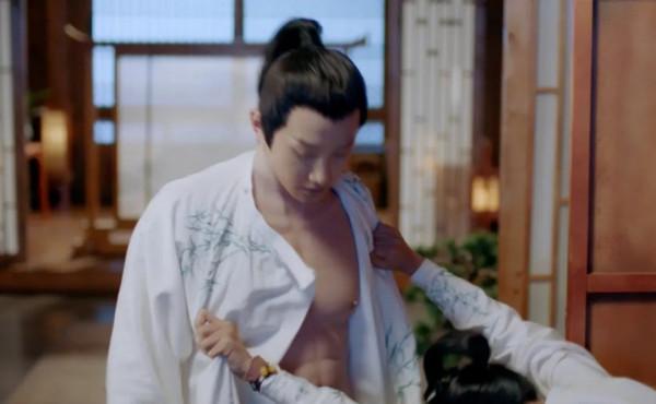 假馬假肌肉，每部戲戴美瞳，明星拍戲一個比一個能忽悠，太離譜