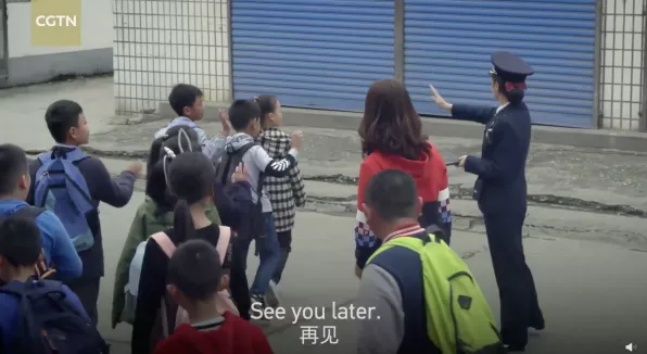 “中國最溫情火車”，1塊錢票價：有人賣菜吆喝，有人畫畫讀書…