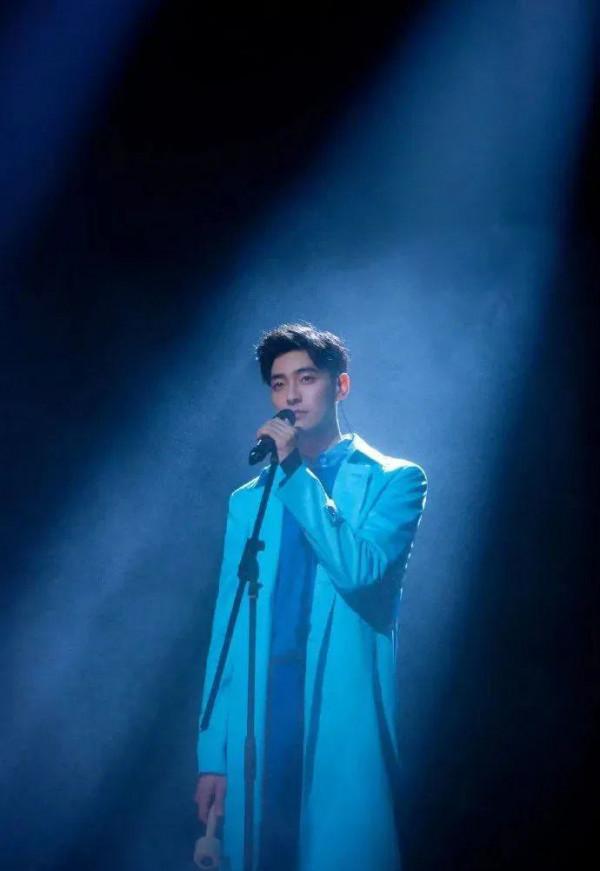 站在Baby身旁的193奶狗太可!根正苗紅秒殺黃教主,隨拍帥成大片 站在Baby身旁的193奶狗太可!根正苗紅秒殺黃教主,隨拍帥成大片