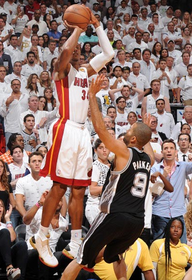 雷阿倫職業生涯的三分球7429投2973中，命中率40%！那庫裡呢？