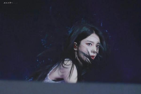 傅菁完美拿捏氛圍感 張張絕