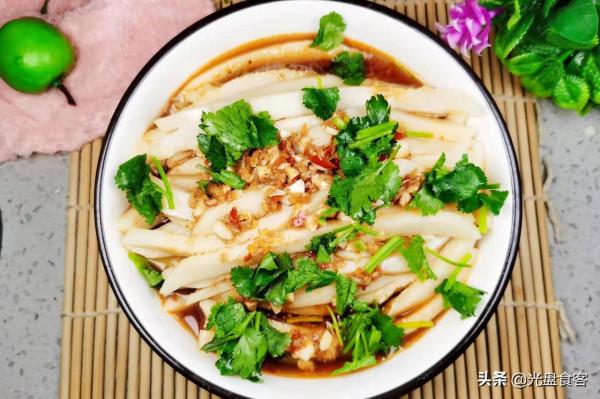 一碗麵粉2碗水，拌一拌放鍋裡一蒸，再澆上醬汁，柔軟勁道，真香