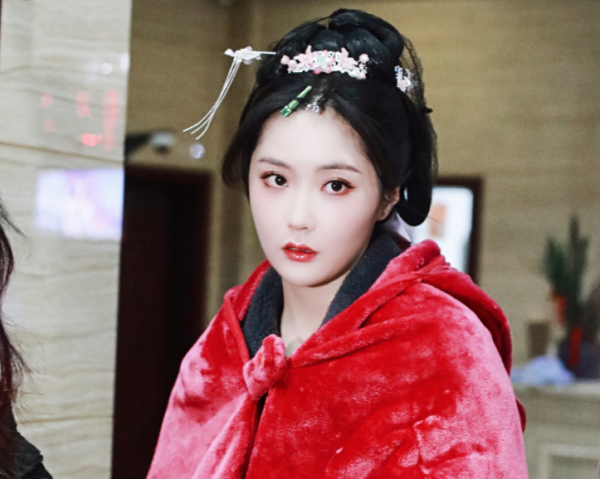 嘉行傳媒真是好眼光，王藝瑾穿古裝：這是照著演員標準選愛豆吧