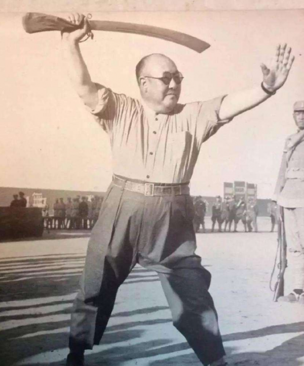 馬鴻逵晚年有多慘？被老蔣清算，帶3老婆逃美國，生活卻雞飛狗跳