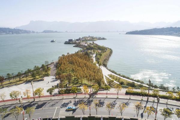 多彩庫岸三峽美