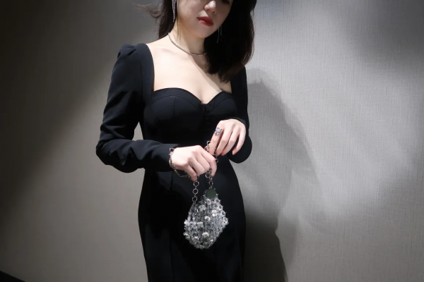 楊冪新造型好美，不愧是過年穿搭天花板