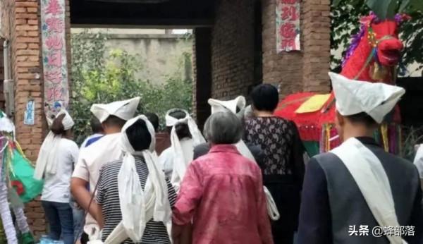 農村兩老人先後去世,輩分一大一小,黃泉路上該“禮讓”嗎? 農村兩老人先後去世,輩分一大一小,黃泉路上該“禮讓”嗎?