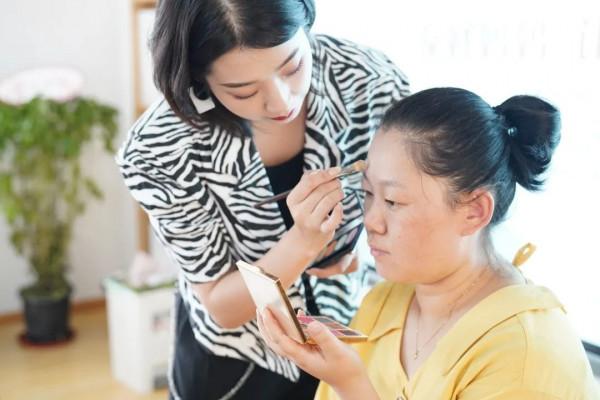 我為群眾辦實事丨“美麗改造”美妝實踐課，讓我們一起看看媽媽們的美麗大變身~