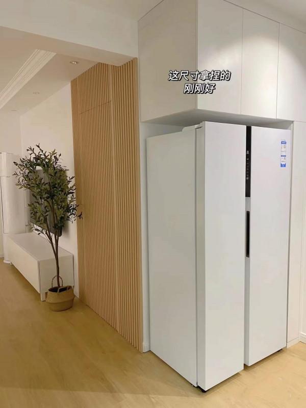 走進她家，才知什麼叫越簡單越好看，全屋大白牆不造型，太耐看了