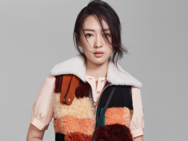 童瑤與小10歲男星拍吻戲！親密環抱氣氛曖昧，網友稱男方好會親