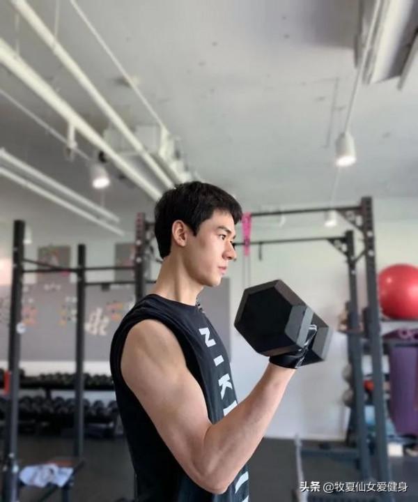 想要鍛煉出腹肌說難不難，需做到4注意4動作，給腹部更強的刺激感