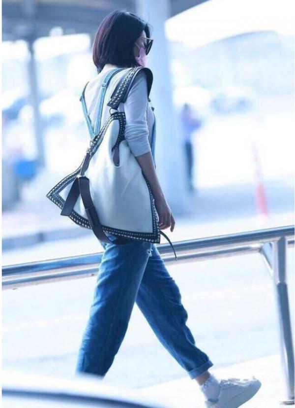 許晴完全沒有中年人的影子，年過半百穿白T恤配揹帶褲，像個少女