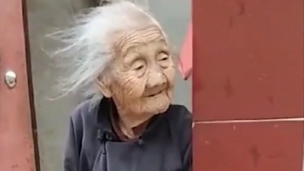 62歲著名演員劉雪華，獨居十年啦！如果她有孩子，會這樣嗎？