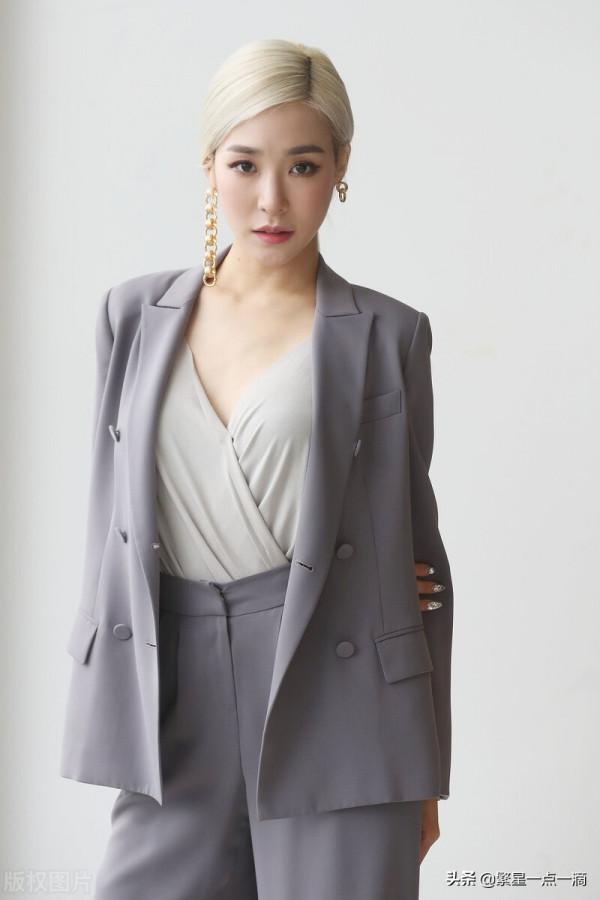 少女時代成員Tiffany黃美英 灰色西裝大女人範兒 少女時代成員Tiffany黃美英 灰色西裝大女人範兒
