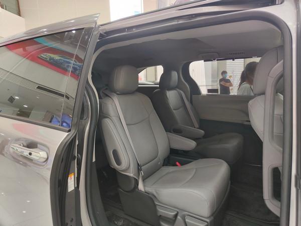 裝配特斯拉、內飾雪佛蘭,展廳比早市人還多!到店實拍豐田賽那 裝配特斯拉、內飾雪佛蘭,展廳比早市人還多!到店實拍豐田賽那