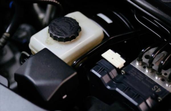 老車翻新:修復2005年凌志LS430,V8自吸大排量,一代神話再復活 老車翻新:修復2005年凌志LS430,V8自吸大排量,一代神話再復活