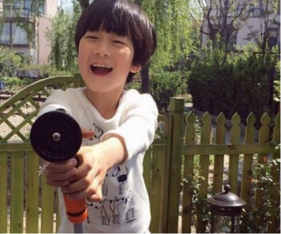 天天14歲近照曝光，染黃髮大變樣！身高已超1米八，要出道了？