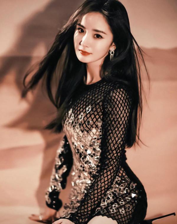 楊冪，不愧是微博粉絲上億的存在，隨便一個動作都很美