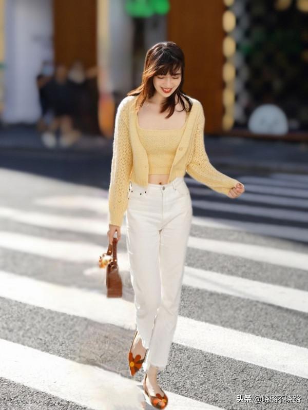 入秋後“馬丁靴”就過時了！今年這雙“低跟鞋”正流行，時髦顯高