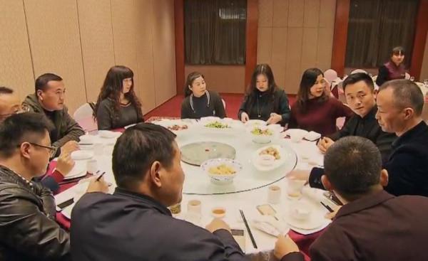 在浙江的西塘古鎮,一群生意人定期聚餐,為啥不點酒水和高價菜? 在浙江的西塘古鎮,一群生意人定期聚餐,為啥不點酒水和高價菜?