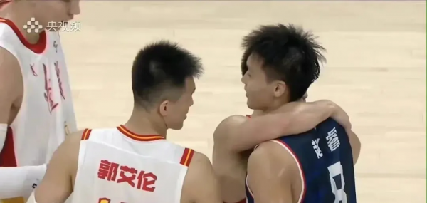 球迷瘋狂互噴！周琦和趙睿，在領獎臺上談笑風生！畫風突變啊