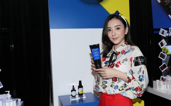 方媛當了媽卻仍愛日系名媛風，印花襯衫配紅褲，髮卡配得挺甜美