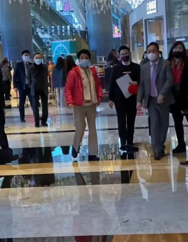 賭王四太太有排面！新年上班眾人跟隨，穿粉羽絨服扮嫩氣質太出眾