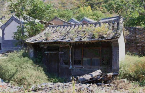 北京深山中的千年古村，村內都是四合院卻無人居住，距京城86公里